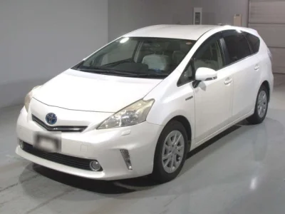 Toyota Prius Alpha — фото