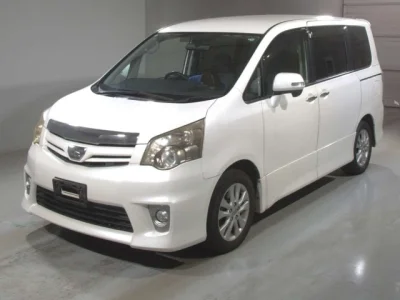 Toyota Noah — фото