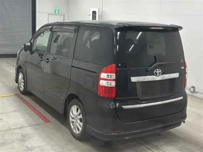 Toyota Noah — фото