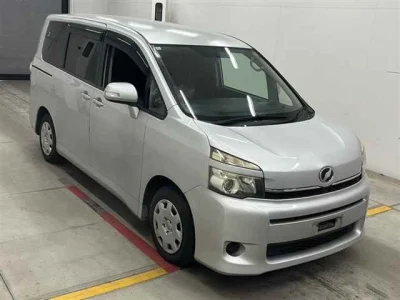 Toyota Voxy — фото