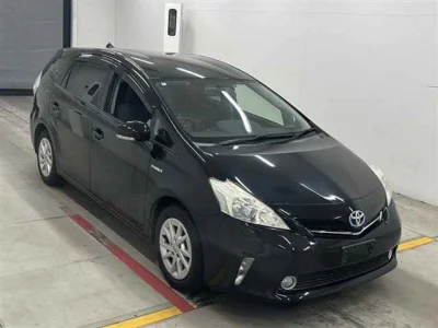 Toyota Prius Alpha — фото