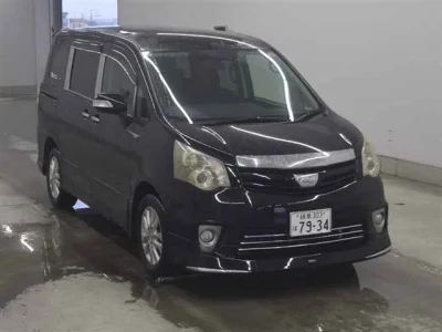 Toyota Noah — фото