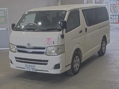 Toyota HiAce Van — фото