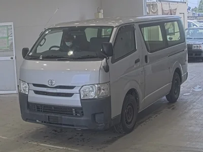 Toyota HiAce Van — фото