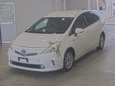 Toyota Prius Alpha — фото