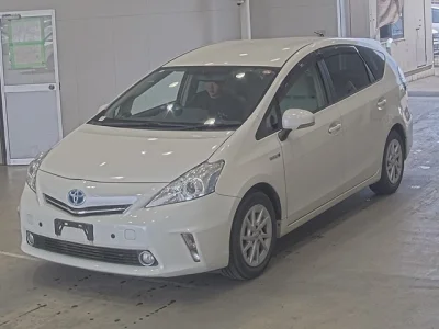 Toyota Prius Alpha — фото