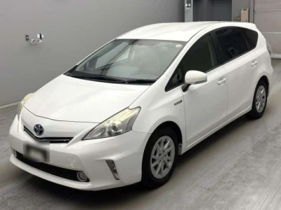 Toyota Prius Alpha — фото