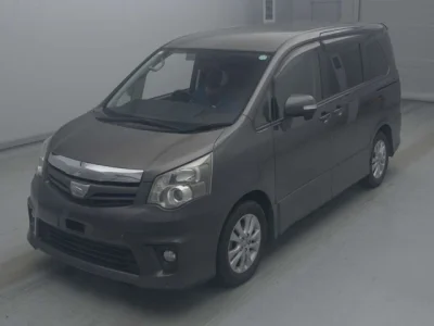 Toyota Noah — фото