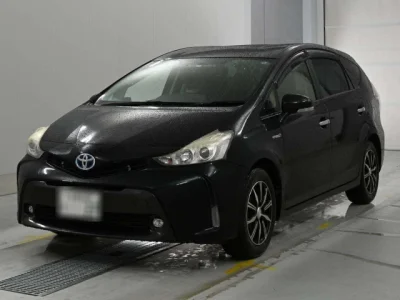 Toyota Prius Alpha — фото