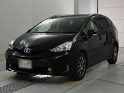 Toyota Prius Alpha — фото