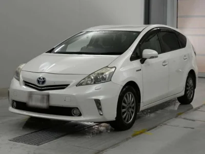 Toyota Prius Alpha — фото