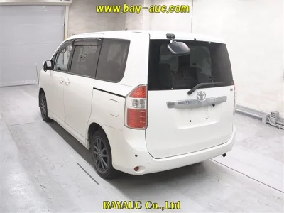 Toyota Noah — фото