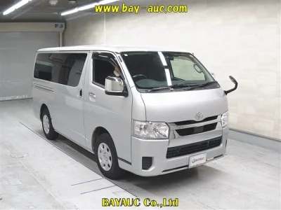 Toyota HiAce Van — фото