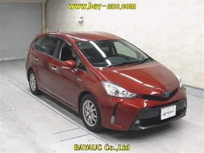 Toyota Prius Alpha — фото