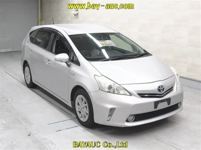 Toyota Prius Alpha — фото