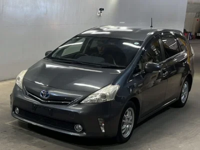 Toyota Prius Alpha — фото
