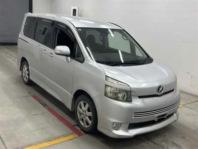 Toyota Voxy — фото
