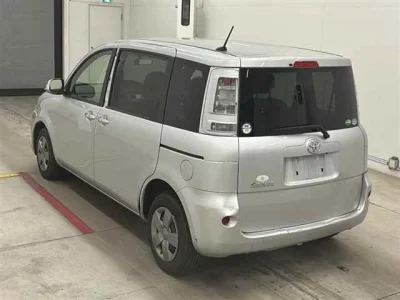Toyota Sienta — фото