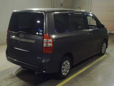 Toyota Noah — фото