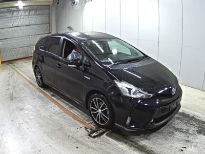 Toyota Prius Alpha — фото