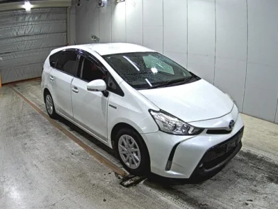 Toyota Prius Alpha — фото
