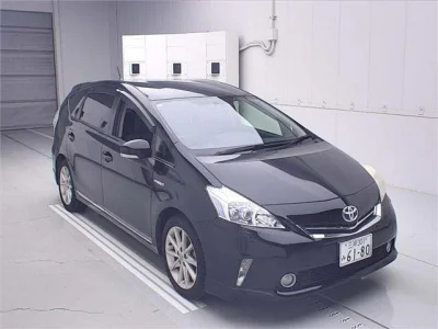 Toyota Prius Alpha — фото