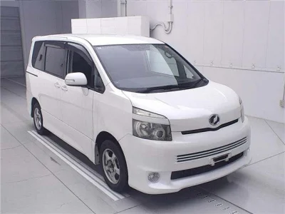Toyota Voxy — фото