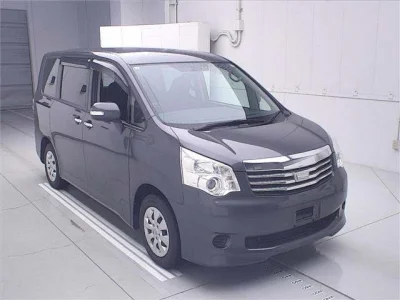 Toyota Noah — фото