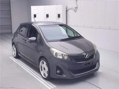 Toyota Vitz — фото