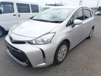 Toyota Prius Alpha — фото