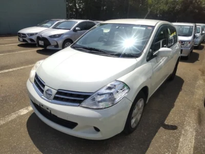 Nissan Tiida — фото