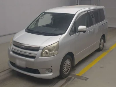 Toyota Noah — фото