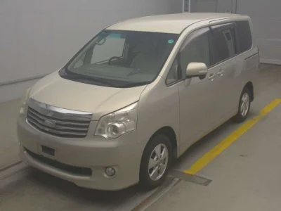 Toyota Noah — фото