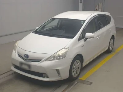 Toyota Prius Alpha — фото