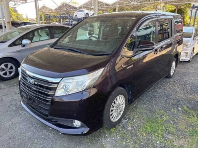 Toyota Noah — фото
