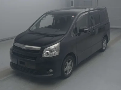 Toyota Noah — фото