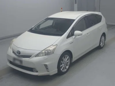 Toyota Prius Alpha — фото
