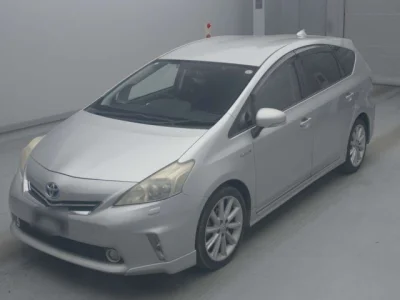 Toyota Prius Alpha — фото