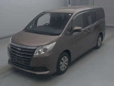 Toyota Noah — фото