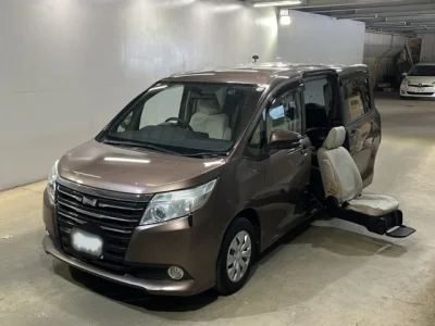 Toyota Noah — фото