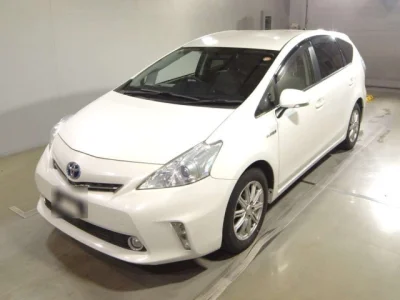 Toyota Prius Alpha — фото
