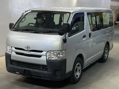 Toyota HiAce Van — фото