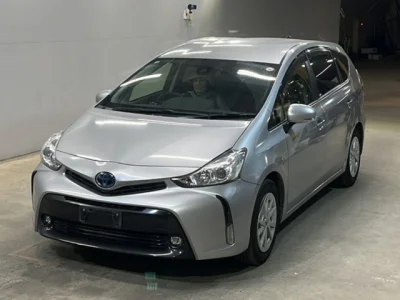 Toyota Prius Alpha — фото