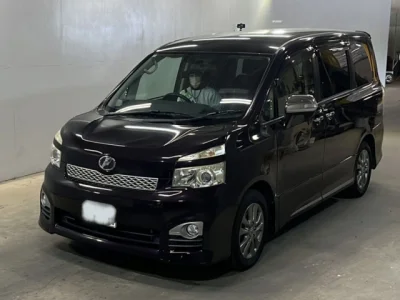 Toyota Voxy — фото