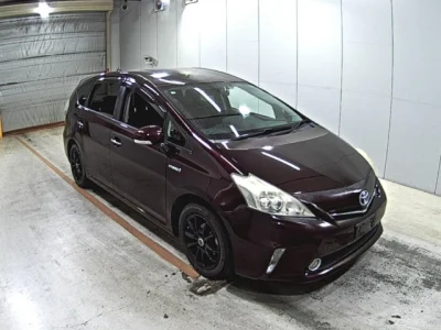 Toyota Prius Alpha — фото