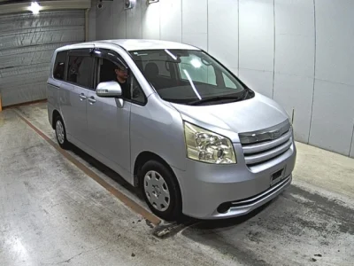 Toyota Noah — фото