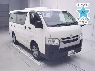 Toyota HiAce Van — фото