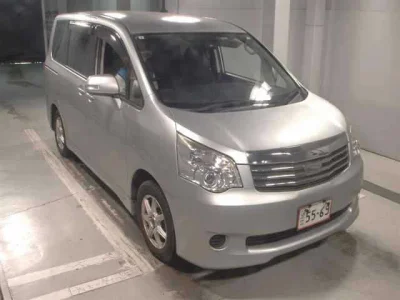 Toyota Noah — фото