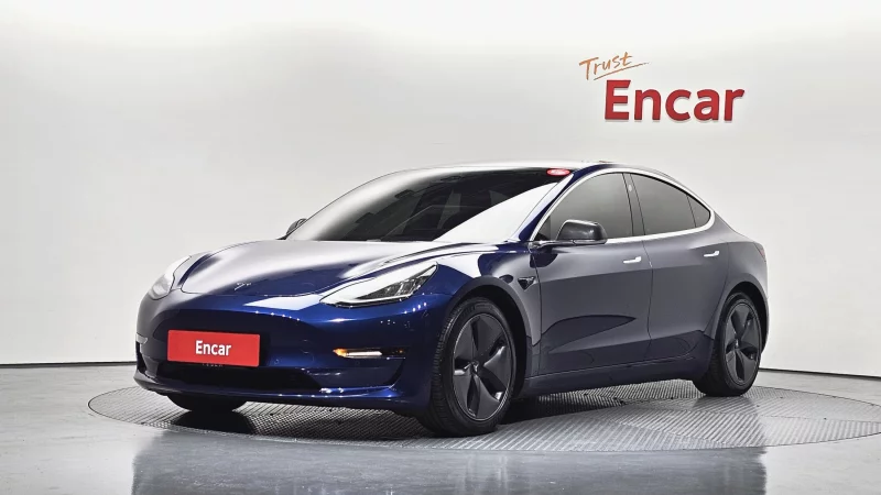 Tesla Model 3 — фото