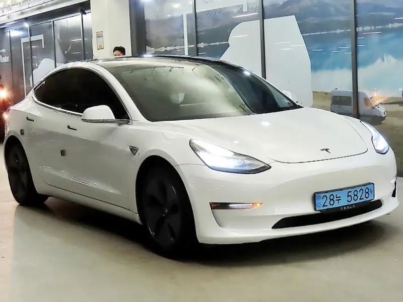 Tesla Model 3 — фото